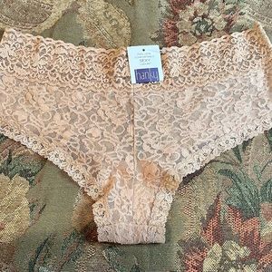 WOMAN’S (NWT) HANKY PANKY SIGNATURE LACE BOY SHORT IN NUDE SIZE M